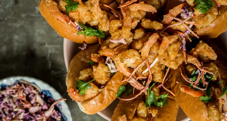 Fastfood Friday: Popcorn shrimp sandwiches met sriracha-coleslaw 15 Popcorn shrimp sandwiches met sriracha-coleslaw