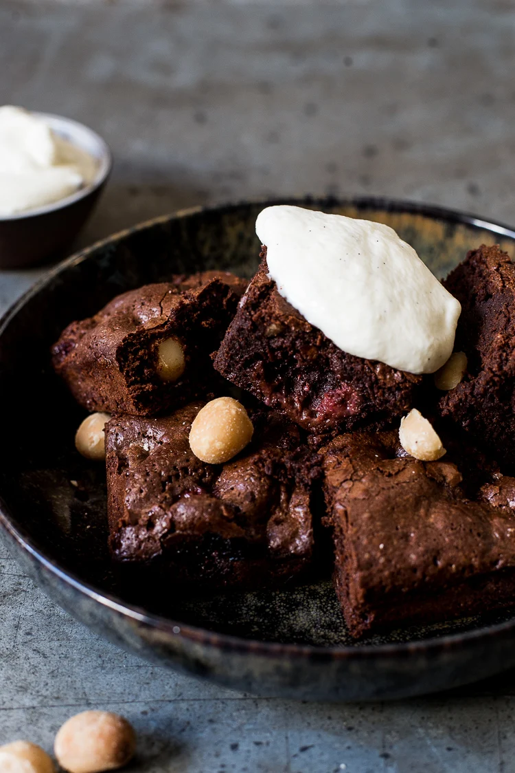 Fastfood Friday: Brownies met framboos, macadamia en mascarpone 1 Brownies met framboos, macadamia en mascarpone