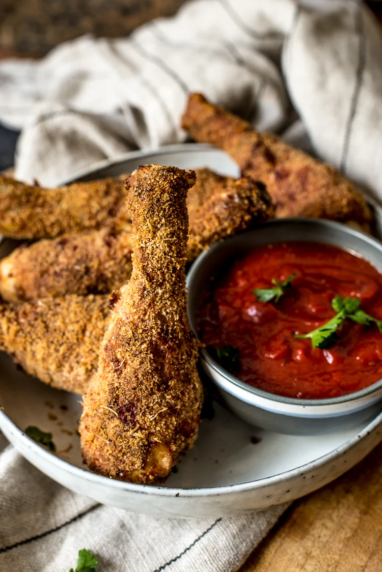 Fastfood Friday: Krokante Bacon & Parmezaan drumsticks uit de oven met tomatendipsaus 2 Krokante Bacon & Parmezaan drumsticks uit de oven