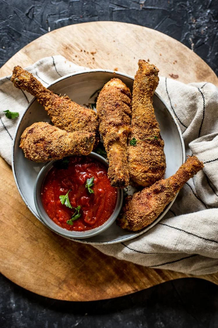 Fastfood Friday: Krokante Bacon & Parmezaan drumsticks uit de oven met tomatendipsaus 1 Krokante Bacon & Parmezaan drumsticks uit de oven