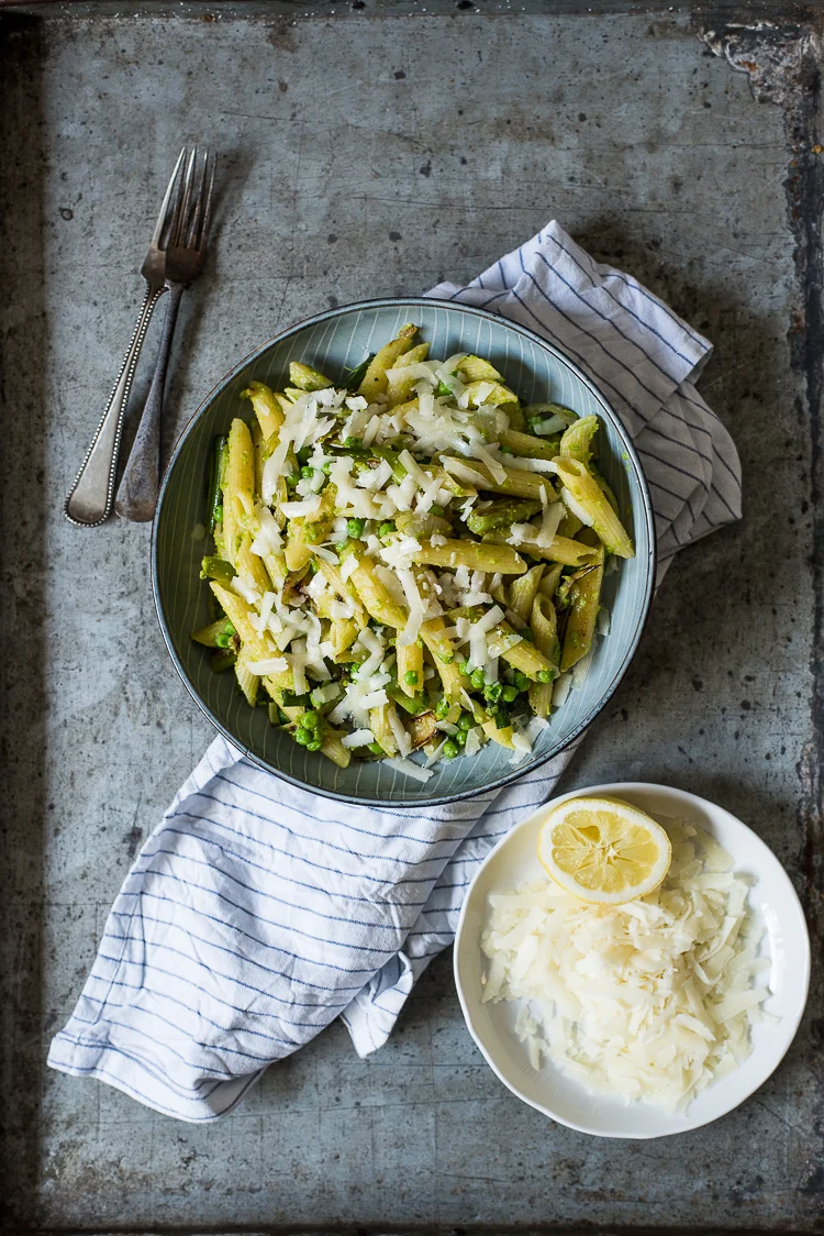 Pasta met doperwtenpesto, lente-ui en pecorino 1 Pasta met doperwtenpesto, lente-ui en pecorino