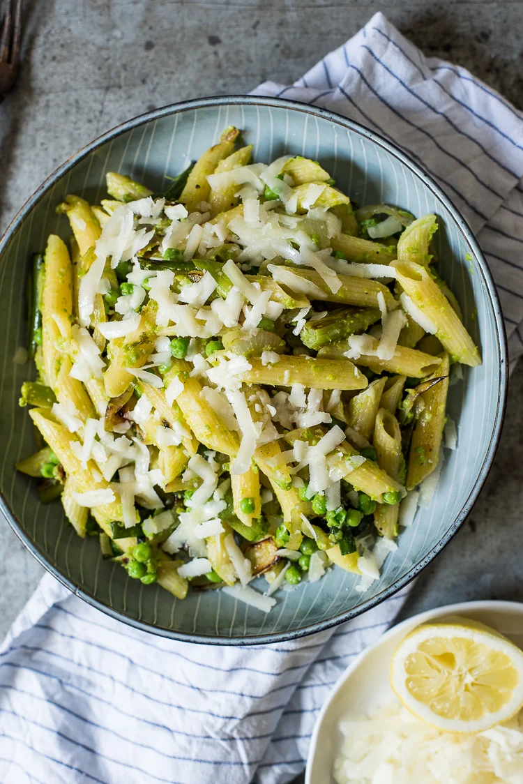 Pasta met doperwtenpesto, lente-ui en pecorino 2 Pasta met doperwtenpesto, lente-ui en pecorino