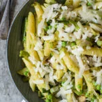 Pasta met doperwtenpesto, lente-ui en pecorino
