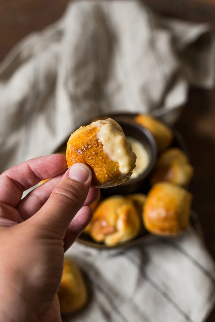 Fastfood Friday: Pretzelbites met warme kaasdip 2 Pretzeldip met warme kaasdip