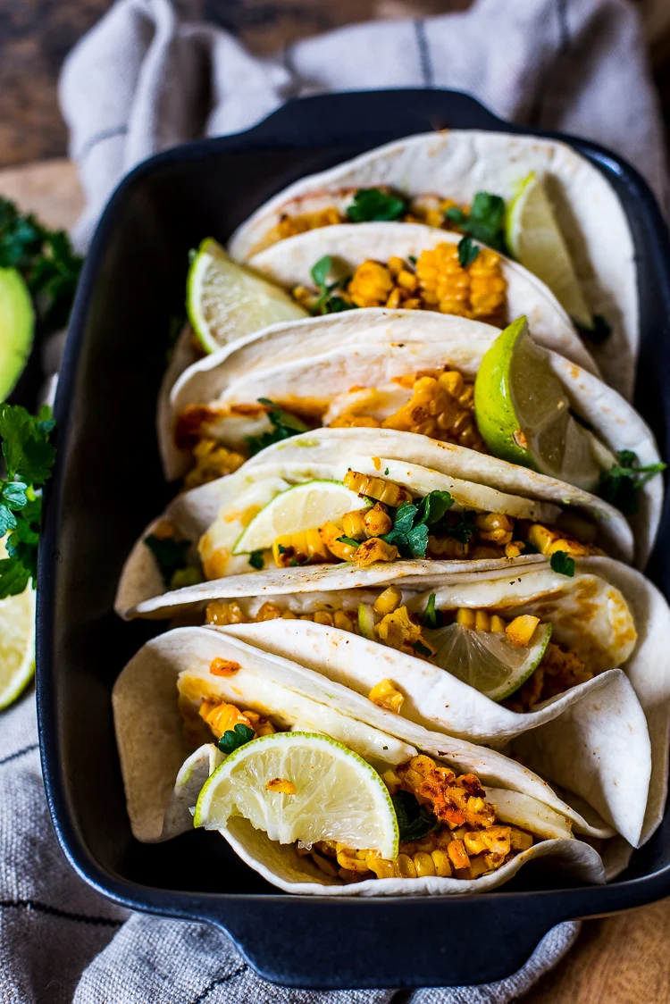Soft taco's met halloumi, guacamole en gegrilde mais 2 Soft tacos with halloumi, guacamole and grilled corn