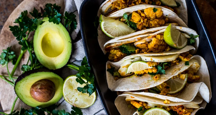 Soft taco's met halloumi, guacamole en gegrilde mais 20 Soft taco's met halloumi, guacamole en gegrilde mais