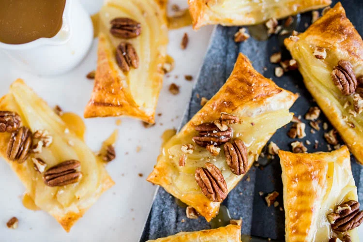 Bladerdeegtaartjes met peer, pecan en karamel 21 BladerdeegtaartjesPeerPecanKaramel FI