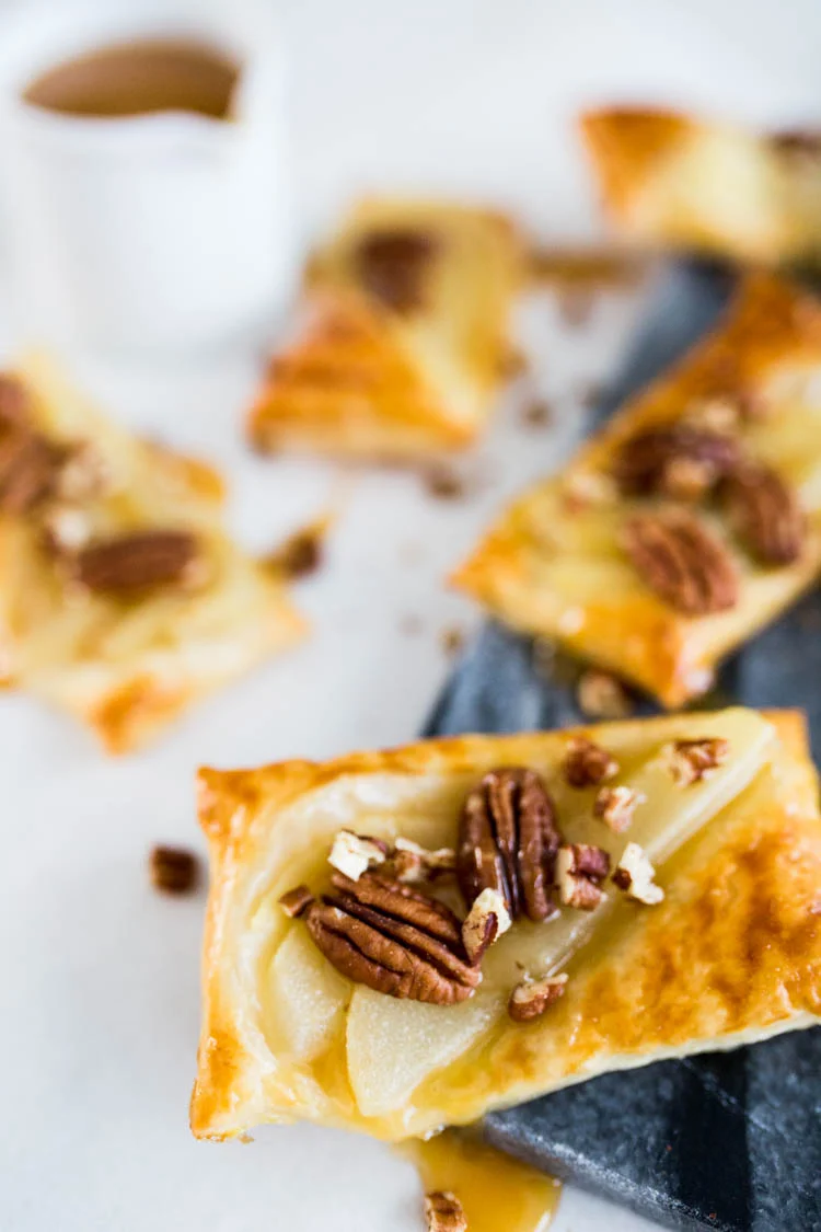 Bladerdeegtaartjes met peer, pecan en karamel 2 BladerdeegtaartjesPeerPecanKaramel ST 2