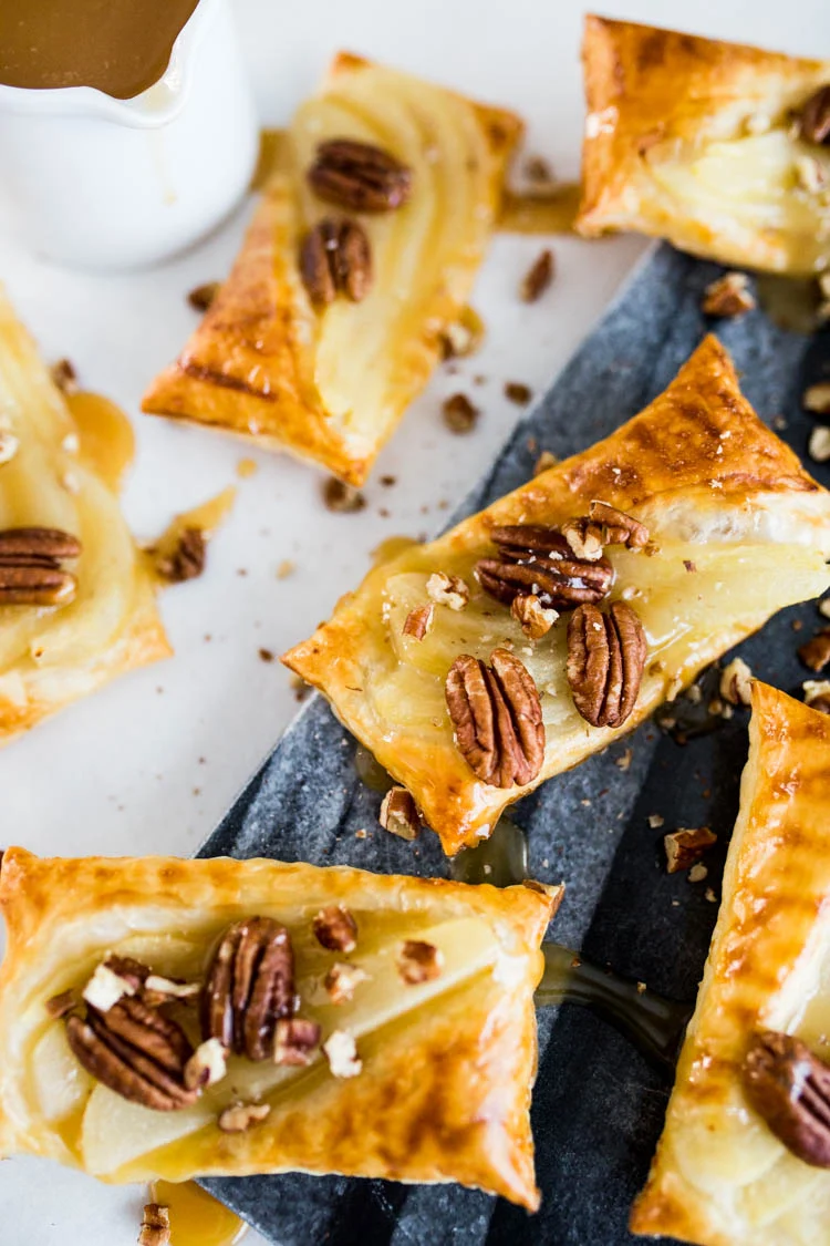 Bladerdeegtaartjes met peer, pecan en karamel 1 BladerdeegtaartjesPeerPecanKaramel ST