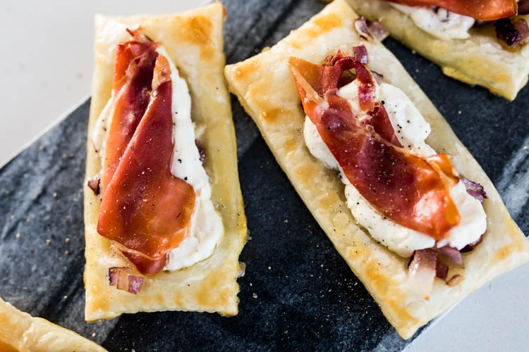 Bladerdeegtaartjes met ricotta en serranoham 29 BladerdeegtaartjesSerranoRicotta FI