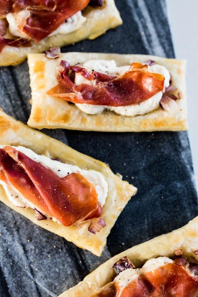 Bladerdeegtaartjes met ricotta en serranoham 1 BladerdeegtaartjesSerranoRicotta ST