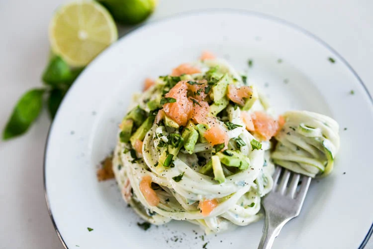 Romige courgetti met gerookte zalm en limoenricotta 2 RomigeCourgettiRicottaGerookteZalm FI
