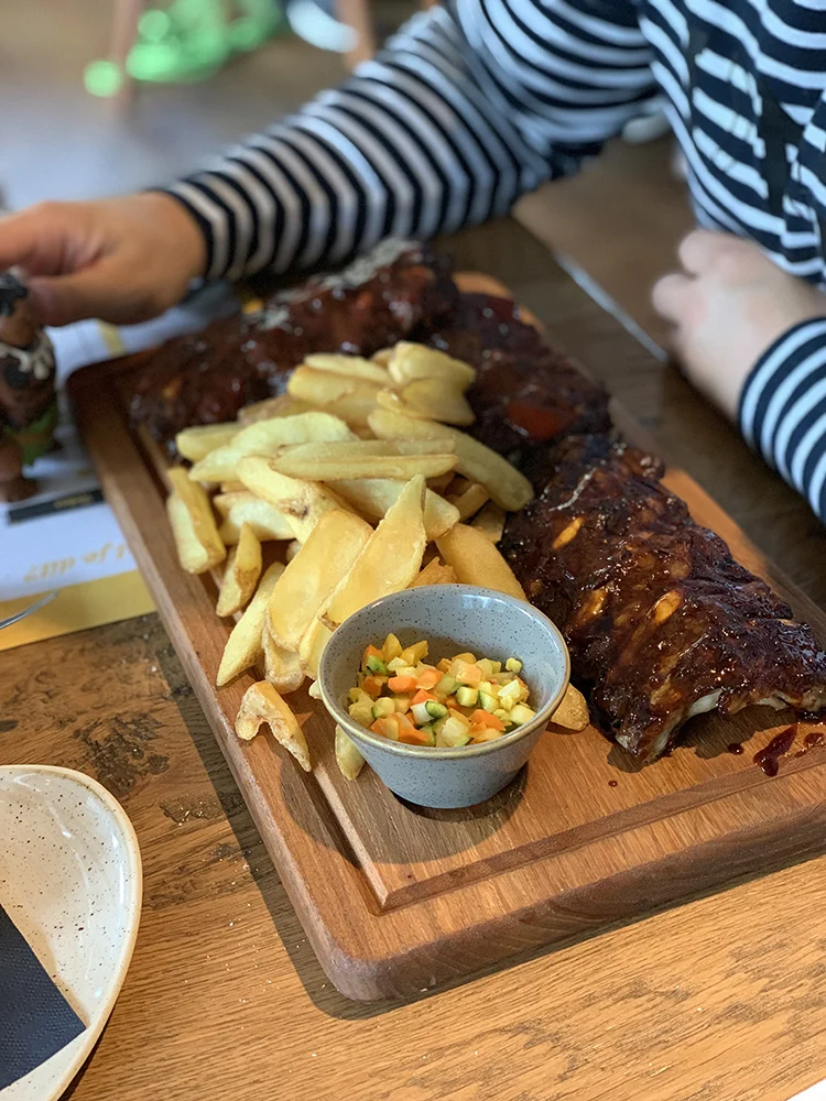 WIN! Gratis (uit)eten in de 'Heldenmaand' bij restaurant De Beren 2 De Beren spareribs