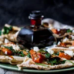Flatbread met zongedroogde tomaat, spinazie en kastanjechampignons