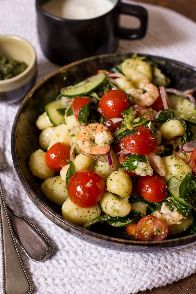 10x Italiaanse salade recepten 9 Gnocchisalade met pesto en garnalen