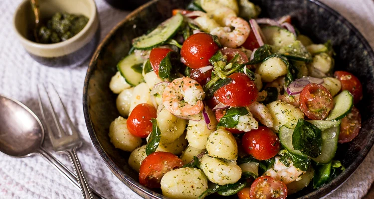 Gnocchisalade met pesto en garnalen 3 Gnocchisalade met pesto en garnalen