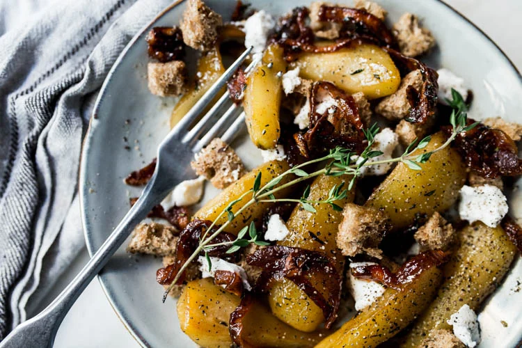 Gekaramelliseerde peer met geitenkaas en croutons 3 GekaramelliseerdePeerGeitenkaas FI