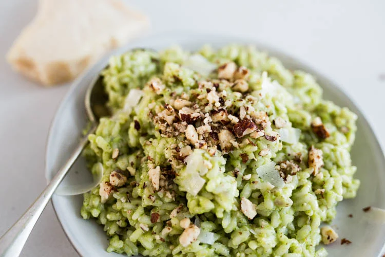 Groene risotto met doperwtenpesto en hazelnoten 4 GroeneRisottoDoperwtenPestoHazelnoten FI