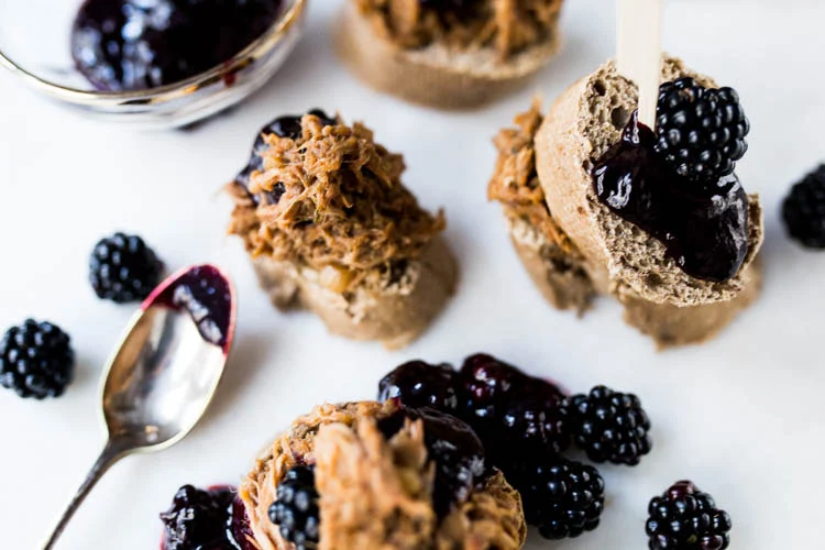 Pulled Pork op toast met bramensaus 3 PulledPorkBramensausToast FI