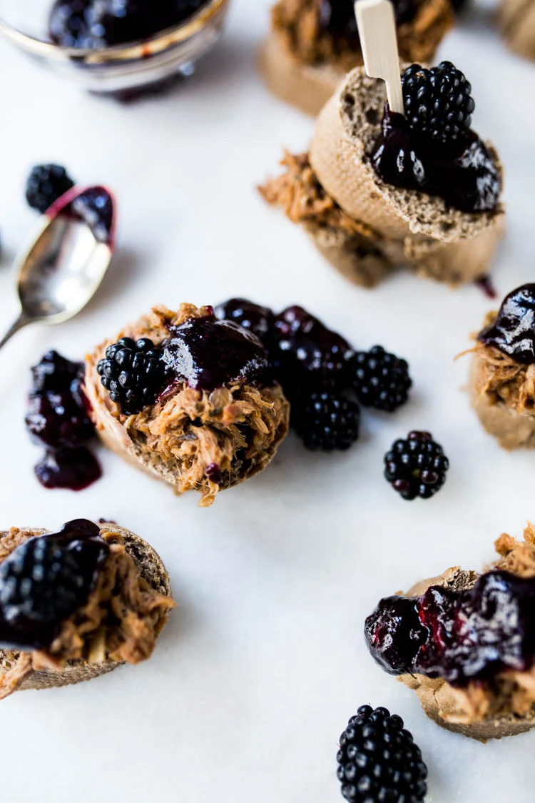 Pulled Pork op toast met bramensaus 1 PulledPorkBramensausToast ST