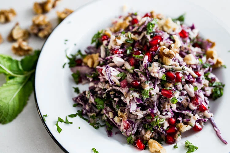 Rode koolsalade met walnoten en granaatappelpitjes 4 RodeKoolSaladeFetaenGranaatappelpitjes FI