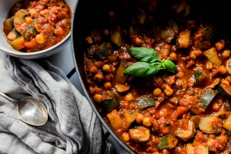 Vegetarisch stoofpotje met champignons en kikkererwten 3 VegetarischStoofpotjeChampignonsKikkererwten FI