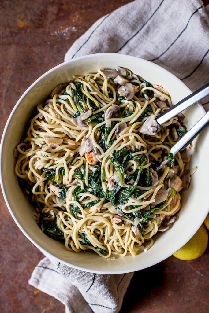 Pasta met zalm en spinazie - met video! 1 pasta met zalm en spinazie
