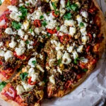 Turks brood pizza met pittig gehakt