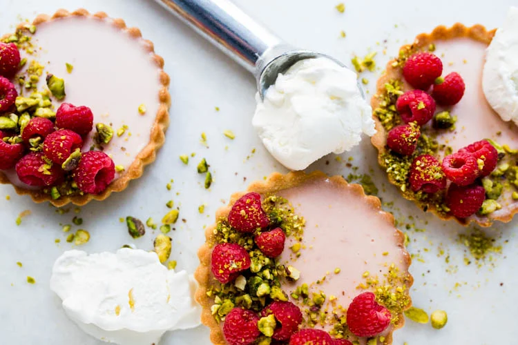 Tartelettes met frambozen panna cotta en pistache 3 FrambozenTartelettesPistacheSlagroomijs FI