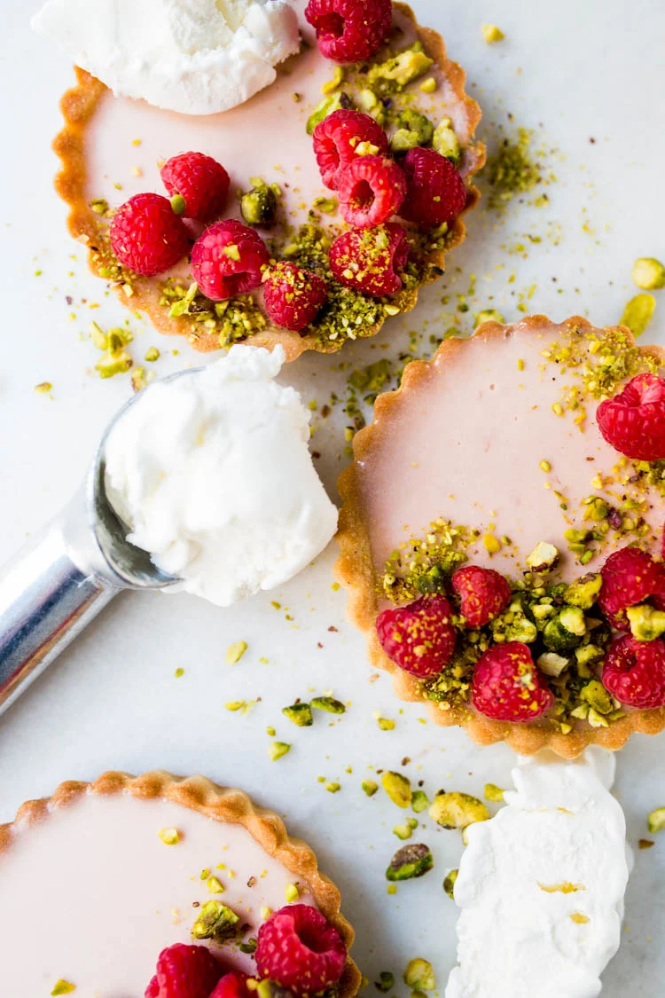 Tartelettes met frambozen panna cotta en pistache 1 FrambozenTartelettesPistacheSlagroomijs ST