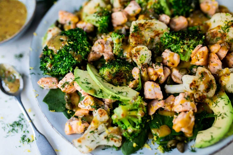 Gebakken bloemkool en broccoli salade met zalm en honing mosterd 38 GebakkenBroccoliBloemkoolSalademetZalmenHoningMosterd FI