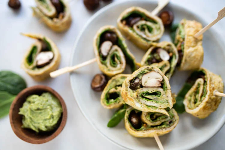 Omeletrolletjes met avocadopesto en kastanjechampignons 12 OmeletrolletjesAvocadopestoKastanjechampignons FI