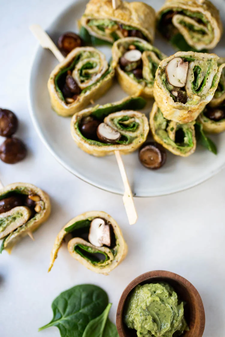 Omeletrolletjes met avocadopesto en kastanjechampignons 1 OmeletrolletjesAvocadopestoKastanjechampignons ST 2
