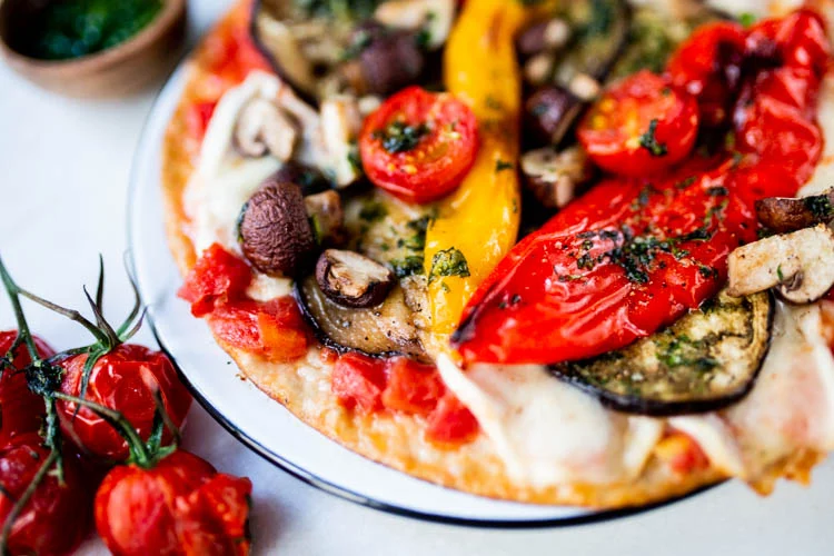 Pizza uit de pan met gegrilde groenten en basilicum 3 PizzauitdePanGegrildeGroenten FI