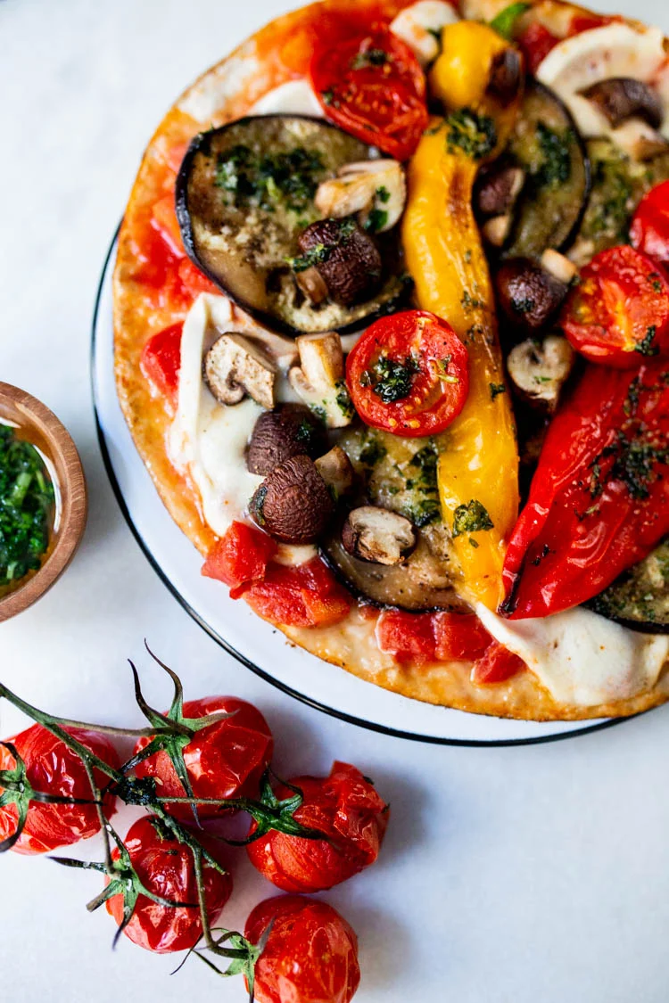 Pizza uit de pan met gegrilde groenten en basilicum 1 PizzauitdePanGegrildeGroenten ST