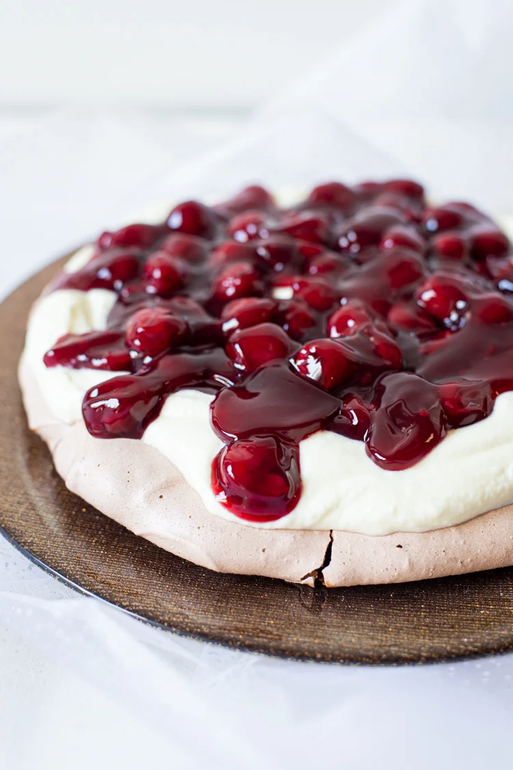 17x de lekkerste Kerst nagerechten 7 Chocoladepavlova met kersen