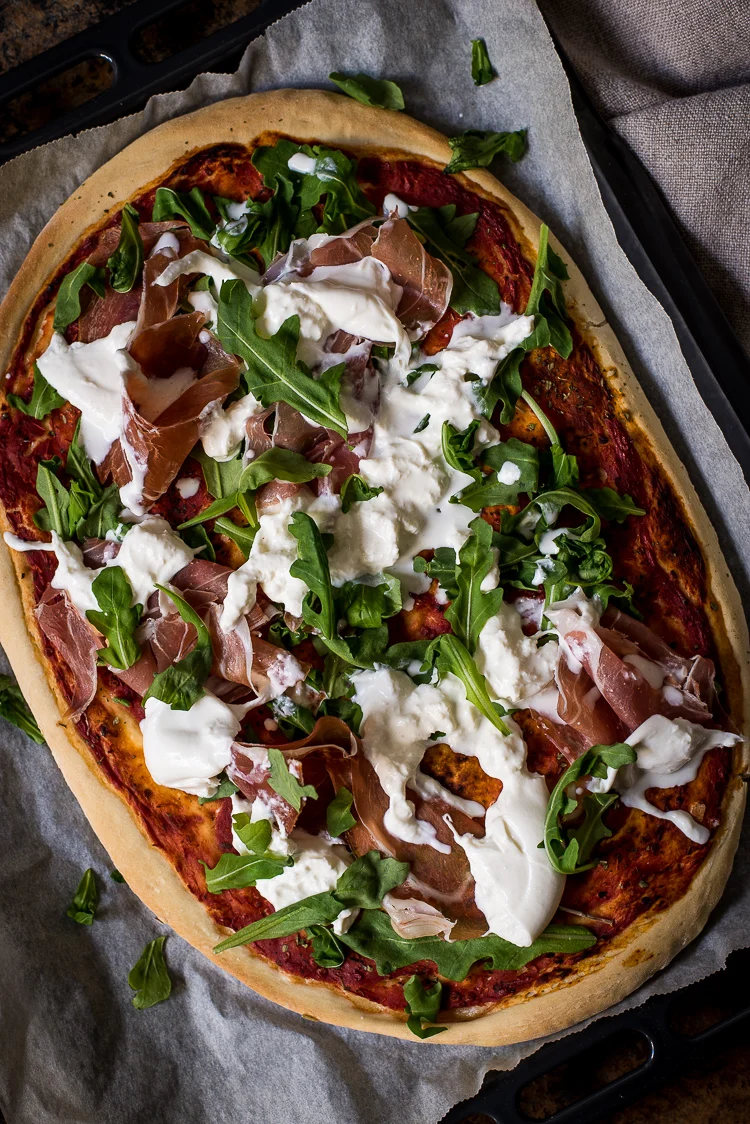 Focacciapizza met burrata, ham en rucola 1 Focacciapizza met burrata en parmaham