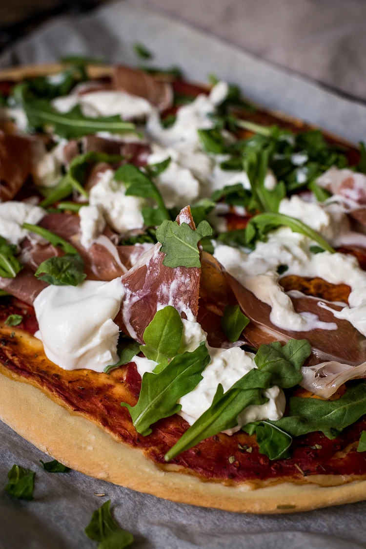 Focacciapizza met burrata, ham en rucola 2 Focacciapizza met burrata en parmaham