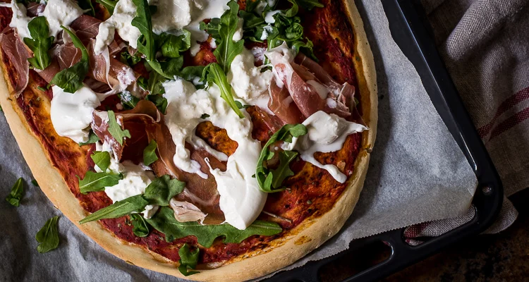 Focacciapizza met burrata, ham en rucola 1 Focacciapizza met burrata en parmaham