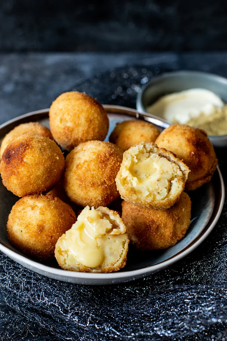 Fastfood Friday: Gevulde aardappelbitterballen 2 Gevulde aardappelbitterballen