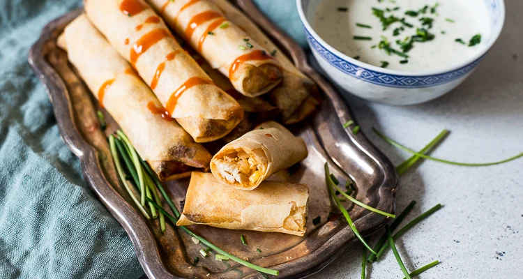 Fastfood Friday: Buffalo chicken loempiaatjes met mais 5 Buffalo chicken loempiaatjes