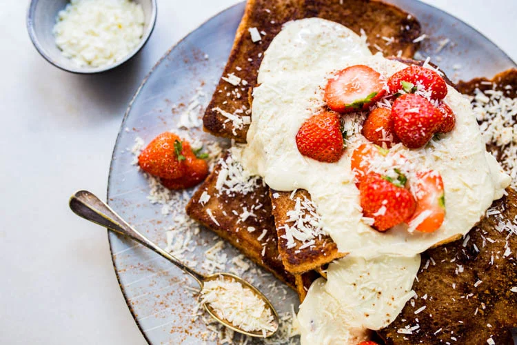 Fastfood Friday: Kaneelwentelteefjes met witte chocolade en aardbeien 2 KaneelWentelteefjesmetWitteChocoladeenAardbeien FI