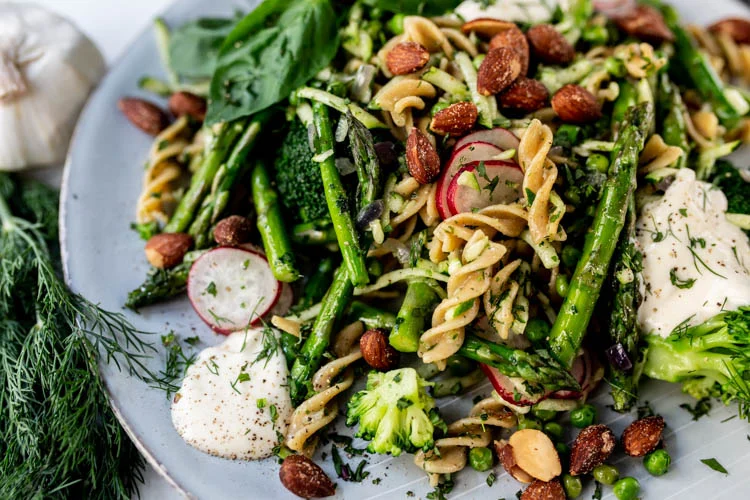 Groene pastasalade met verse kruiden en gezouten amandelen 23 PastasaladeGebakkenGroentenKruiden FI