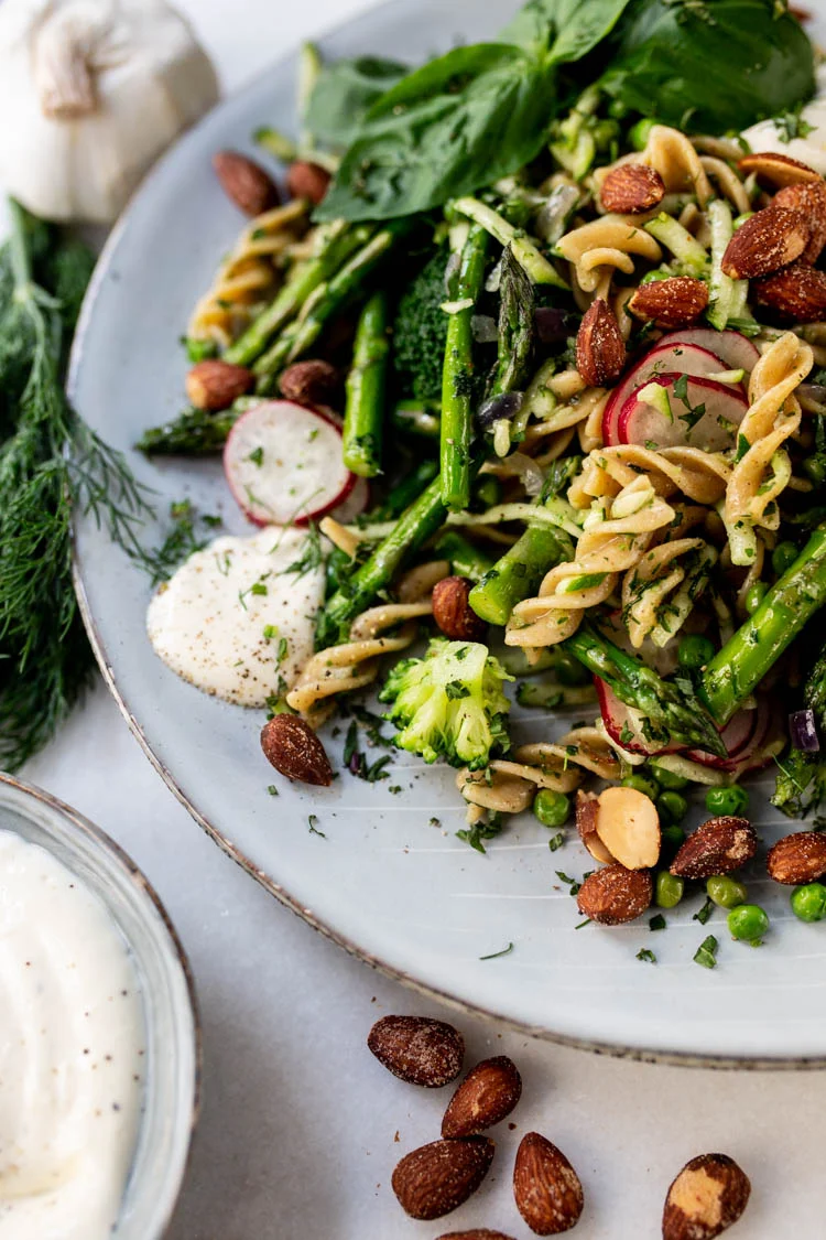 Groene pastasalade met verse kruiden en gezouten amandelen 1 PastasaladeGebakkenGroentenKruiden ST