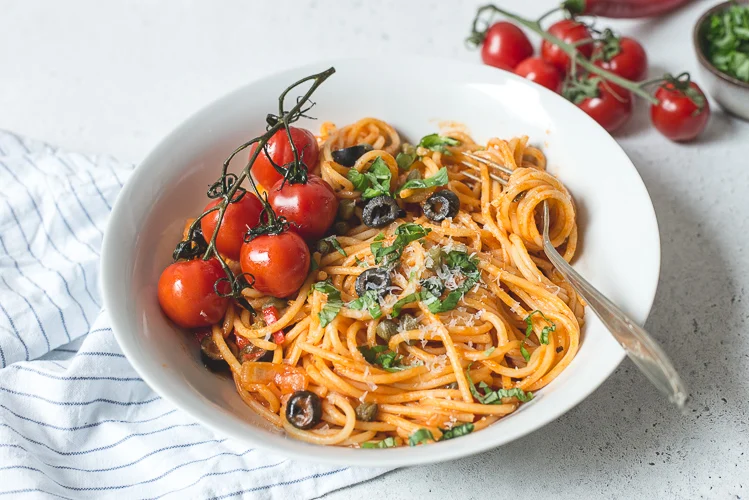 Pasta puttanesca met geroosterde cherrytomaatjes 42 Pasta puttanesca met geroosterde cherrytomaatjes