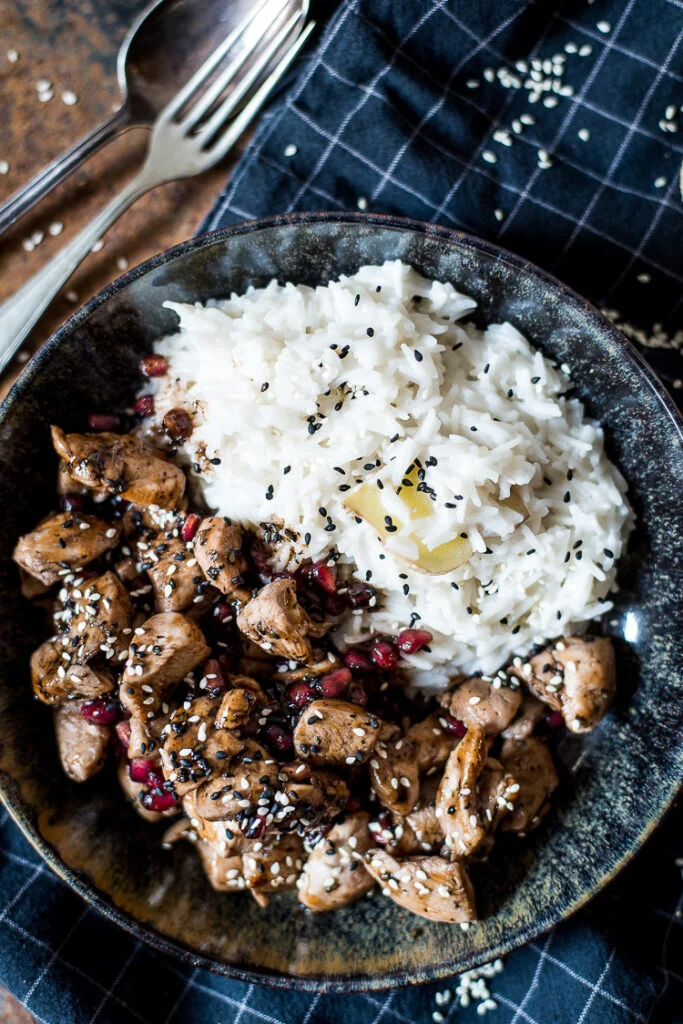 4x rijst op smaak brengen 19 Sesamkip met gember-kokosrijst en granaatappel