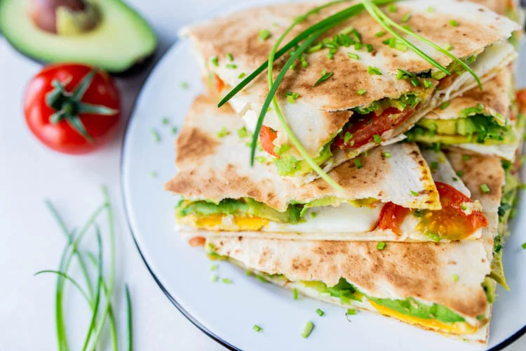 Breakfast quesadilla's met gebakken ei, avocado en tomaat 20 BreakfastQuesedilla FI
