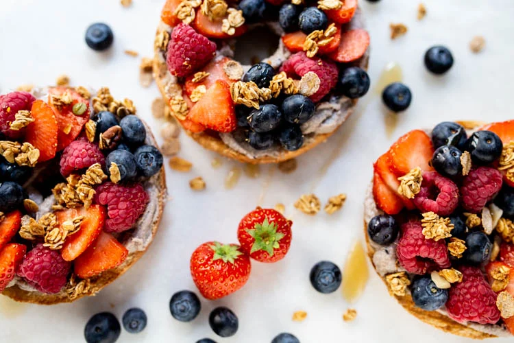 Bagels met cashew cream cheese en zomerfruit 33 BagelCashewCreamZomerfruit FI