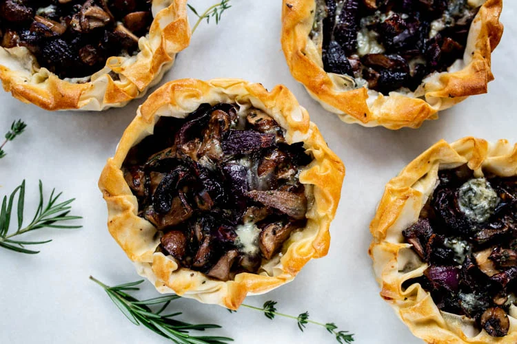 Filodeegtaartjes met paddenstoelen, gorgonzola en gekarameliseerde ui 2 FilodeegtaartjesChampignonsUi FI