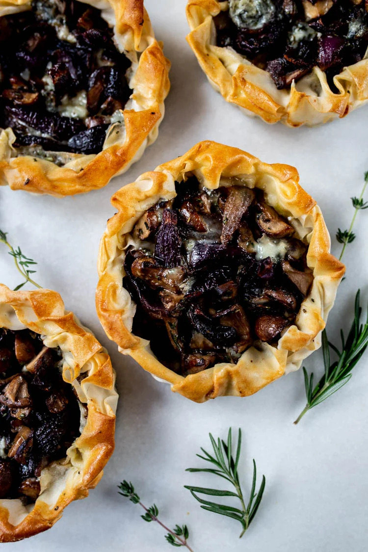 Filodeegtaartjes met paddenstoelen, gorgonzola en gekarameliseerde ui 1 FilodeegtaartjesChampignonsUi ST